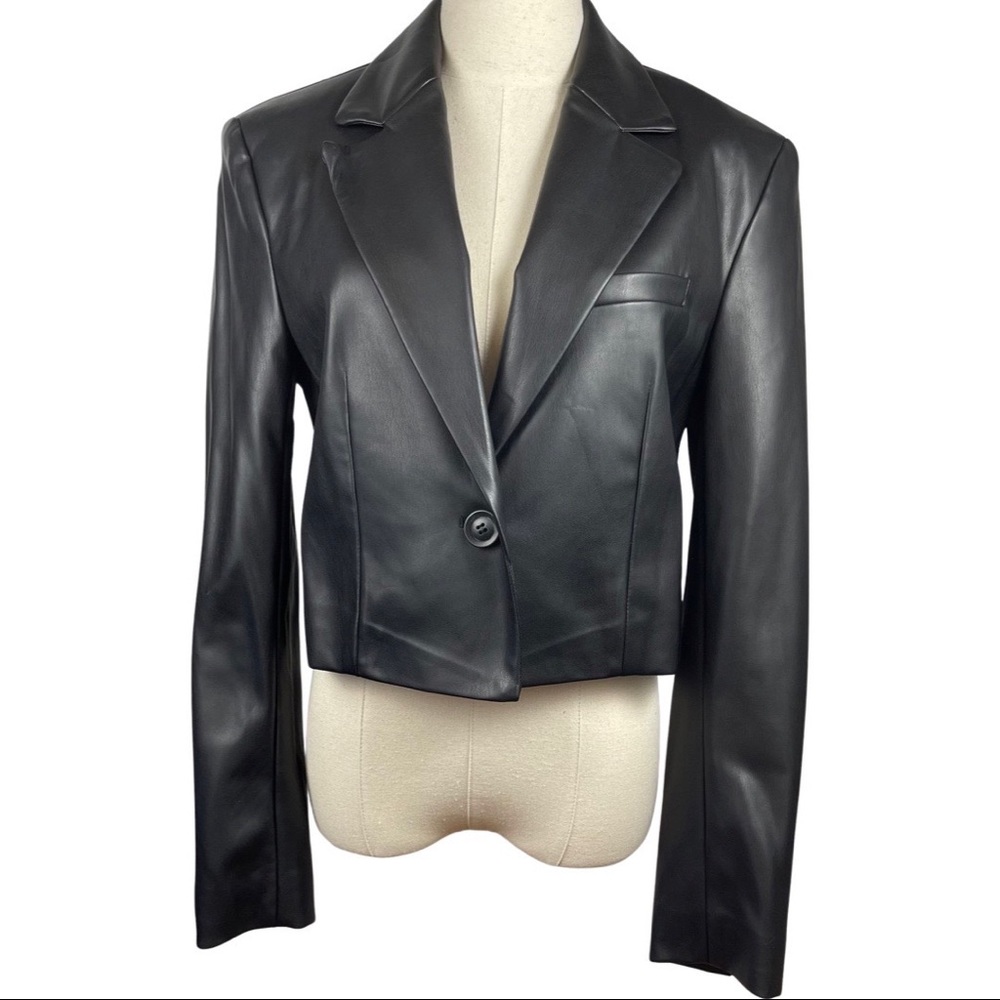 CROPPED BLACK FAUX LEATHER BLAZER